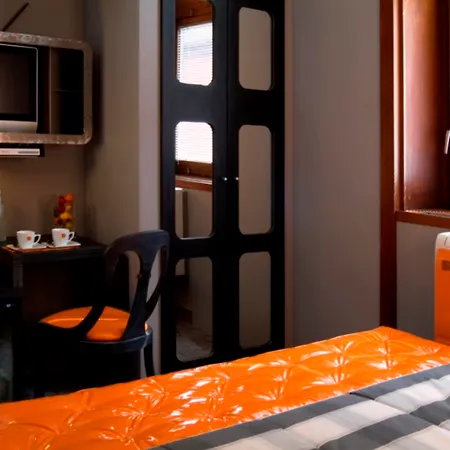 Orange Hotel-3